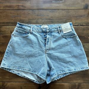Abercrombie & Fitch Curve Love Dad Short in Light Wash, High Rise